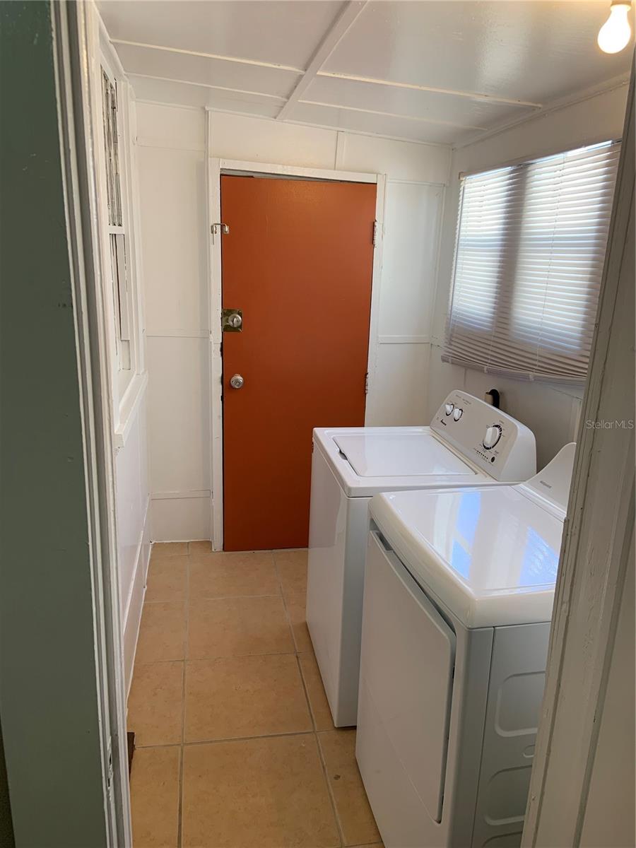 303 W WOODLAWN AVE, TAMPA, FL 33603 - Bathroom