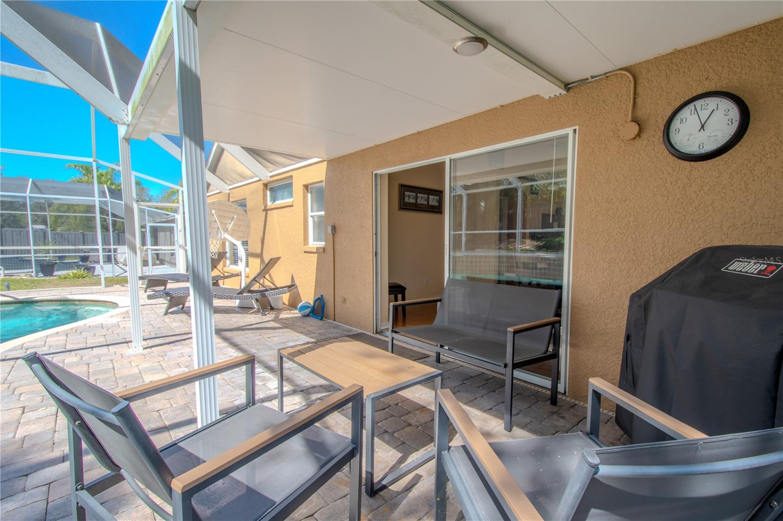 Covered patio in the lanai.