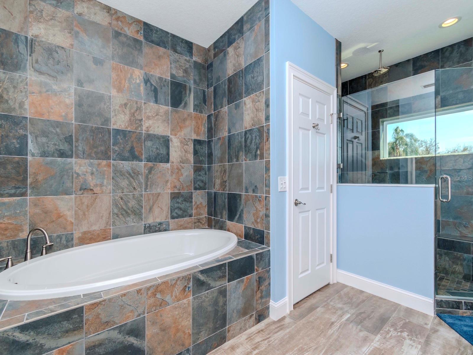 6' SOAKER TUB WITH FLOOR TO CEILING TILE