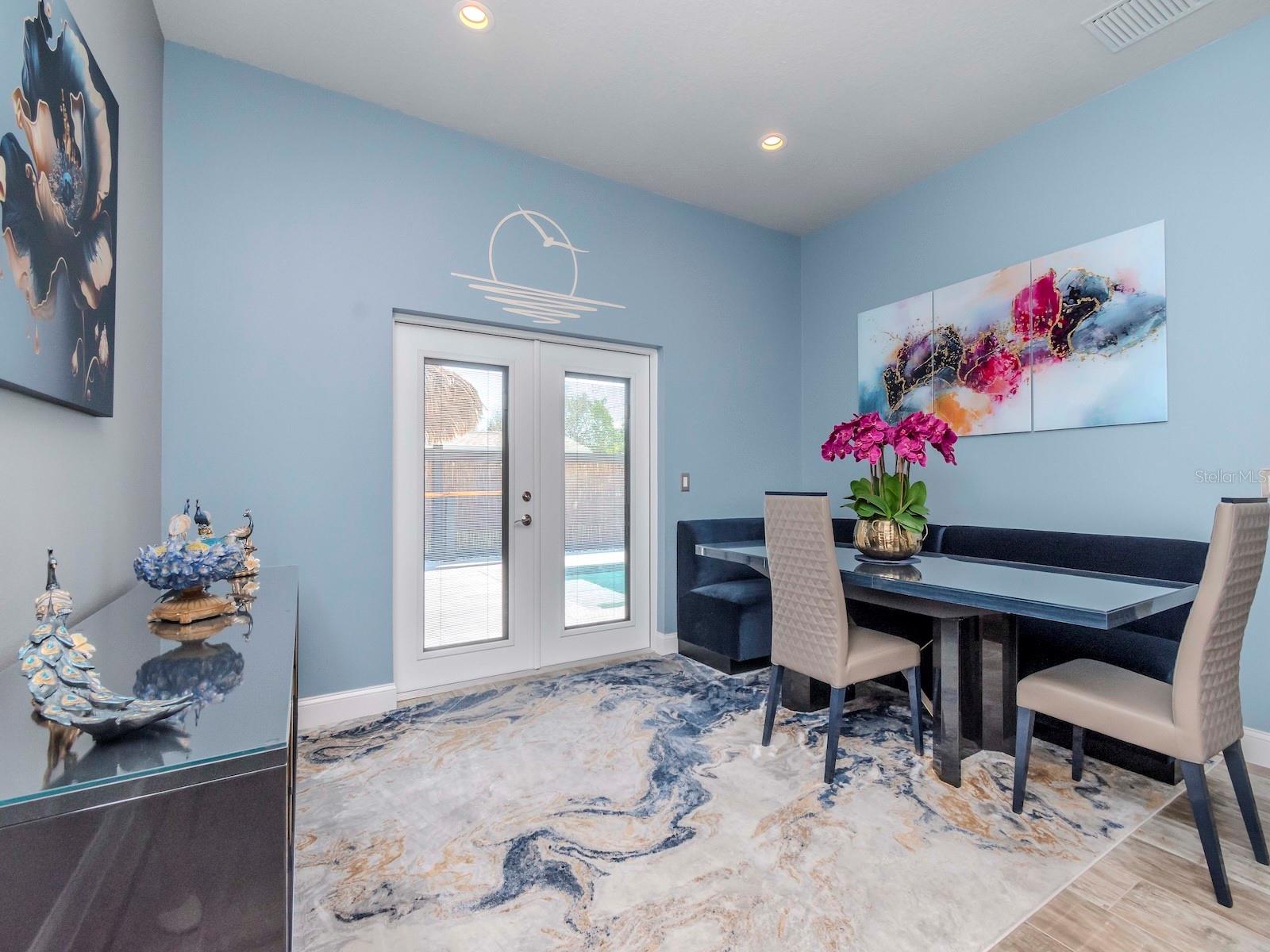 DINING ROOM WITH CUSTOM "NOOK" SEATING