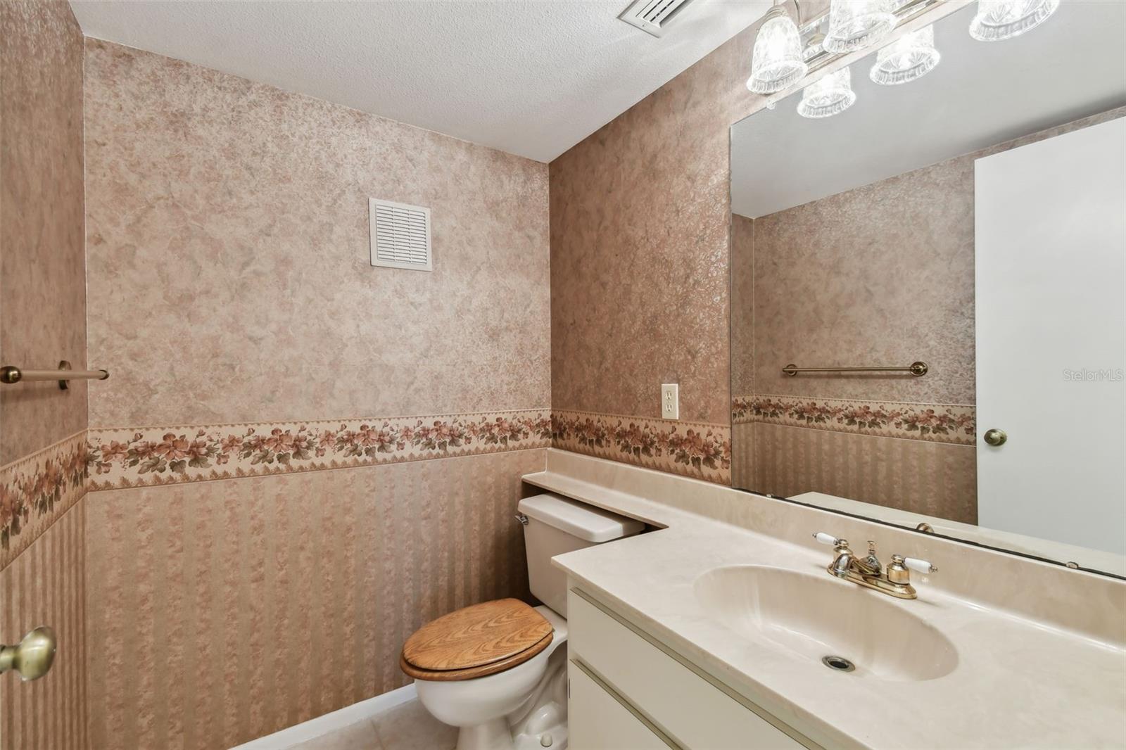 1/2Bath in Hallway