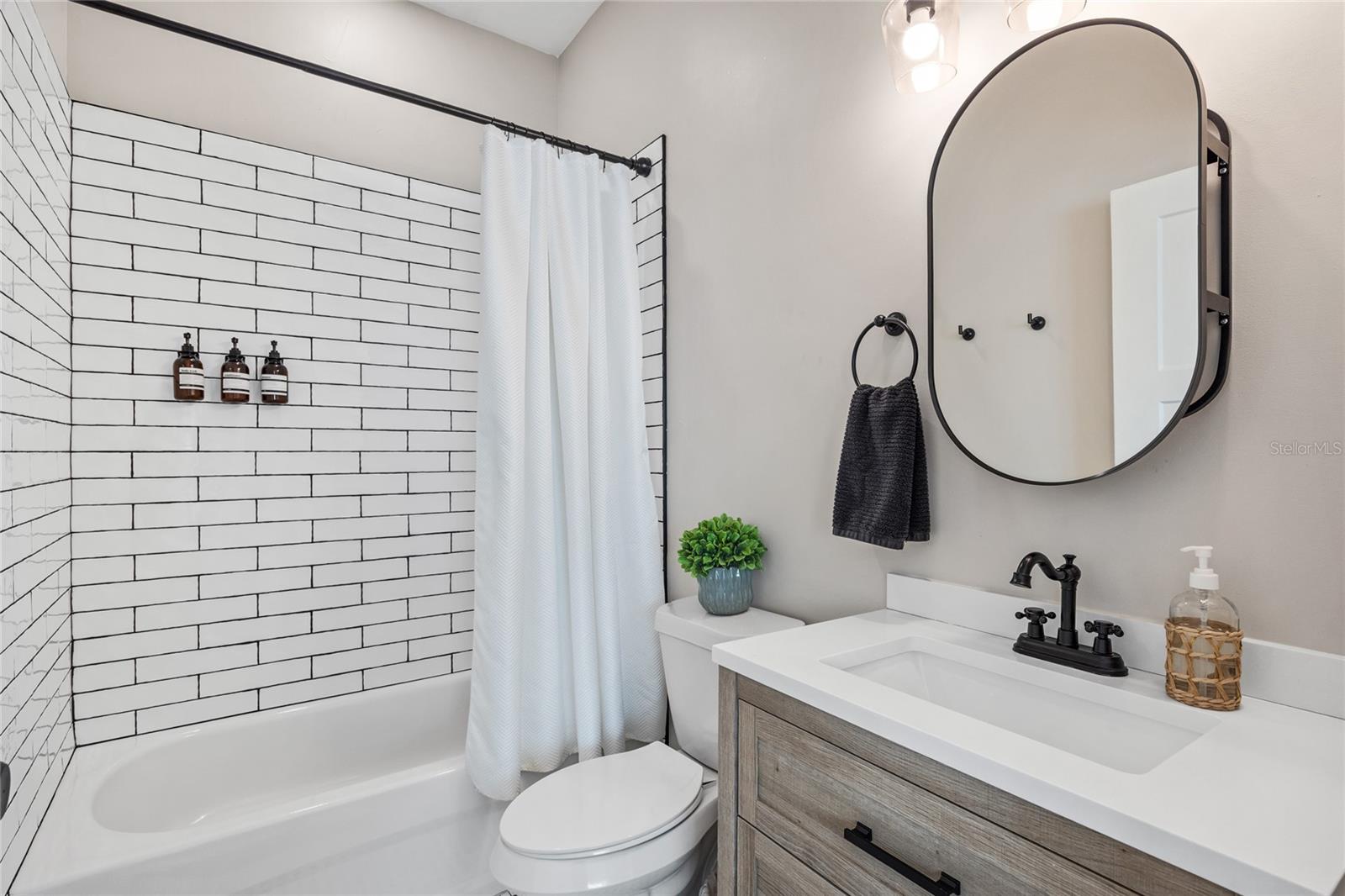 secondary bathroom with shower/tub combo