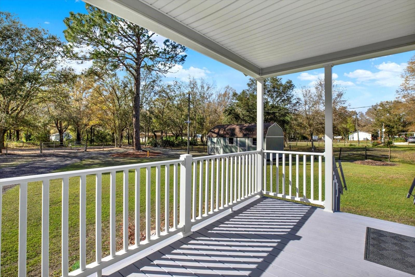 Front Porch perfect for relaxing and drinking some coffee at dawn.