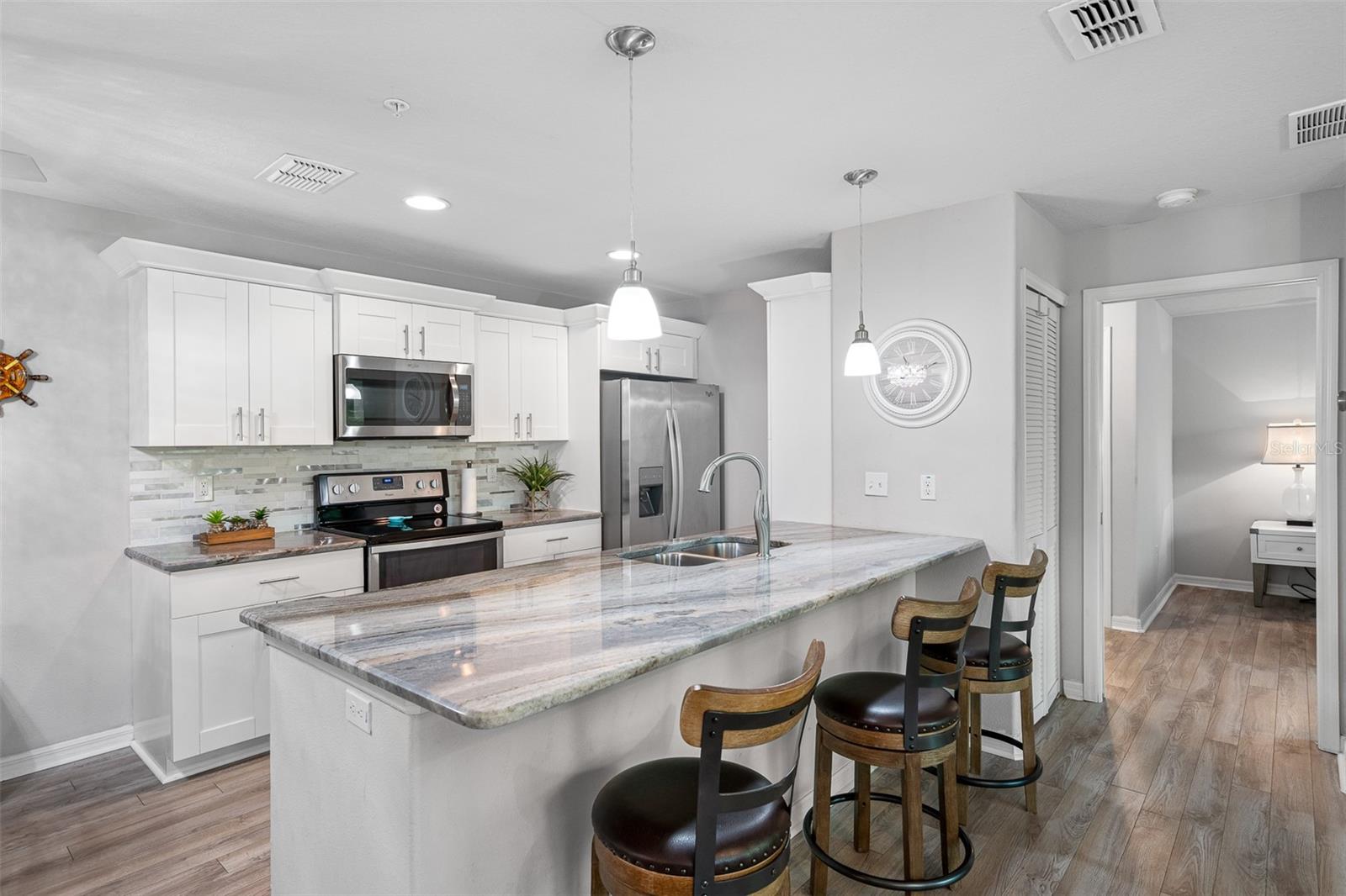 gorgeous granite kitchen