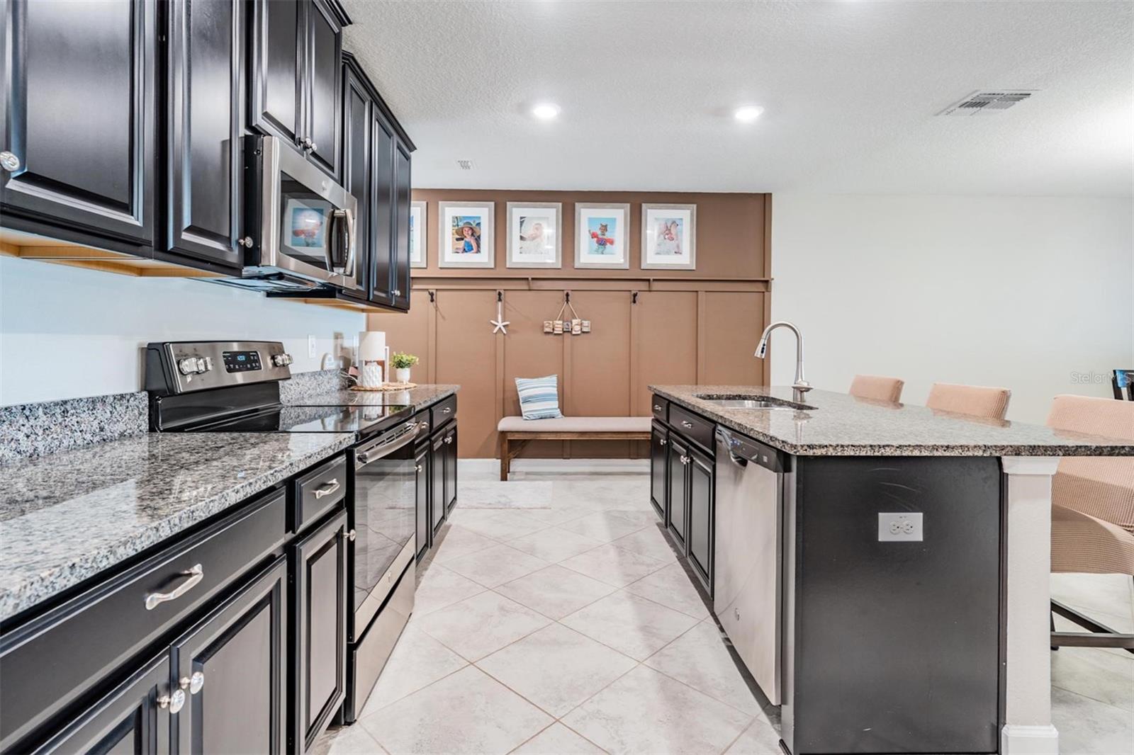 Gorgeous kitchen w/granite counters