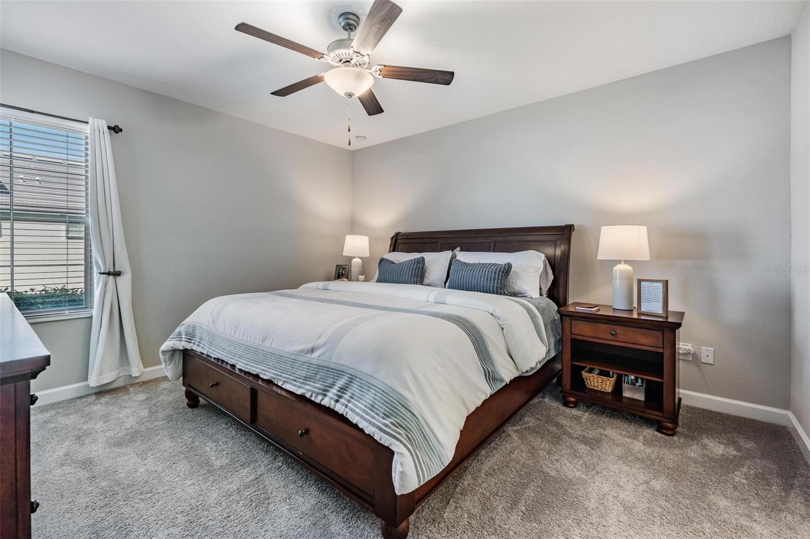 Primary bedroom w/ensuite bathroom