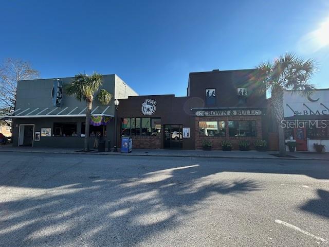 Plenty of downtown Dunedin restaurants, cocktail lounges & shops within a block of listed townhome.