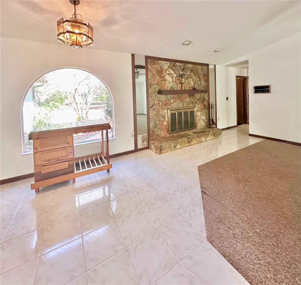 Family room w/fireplace