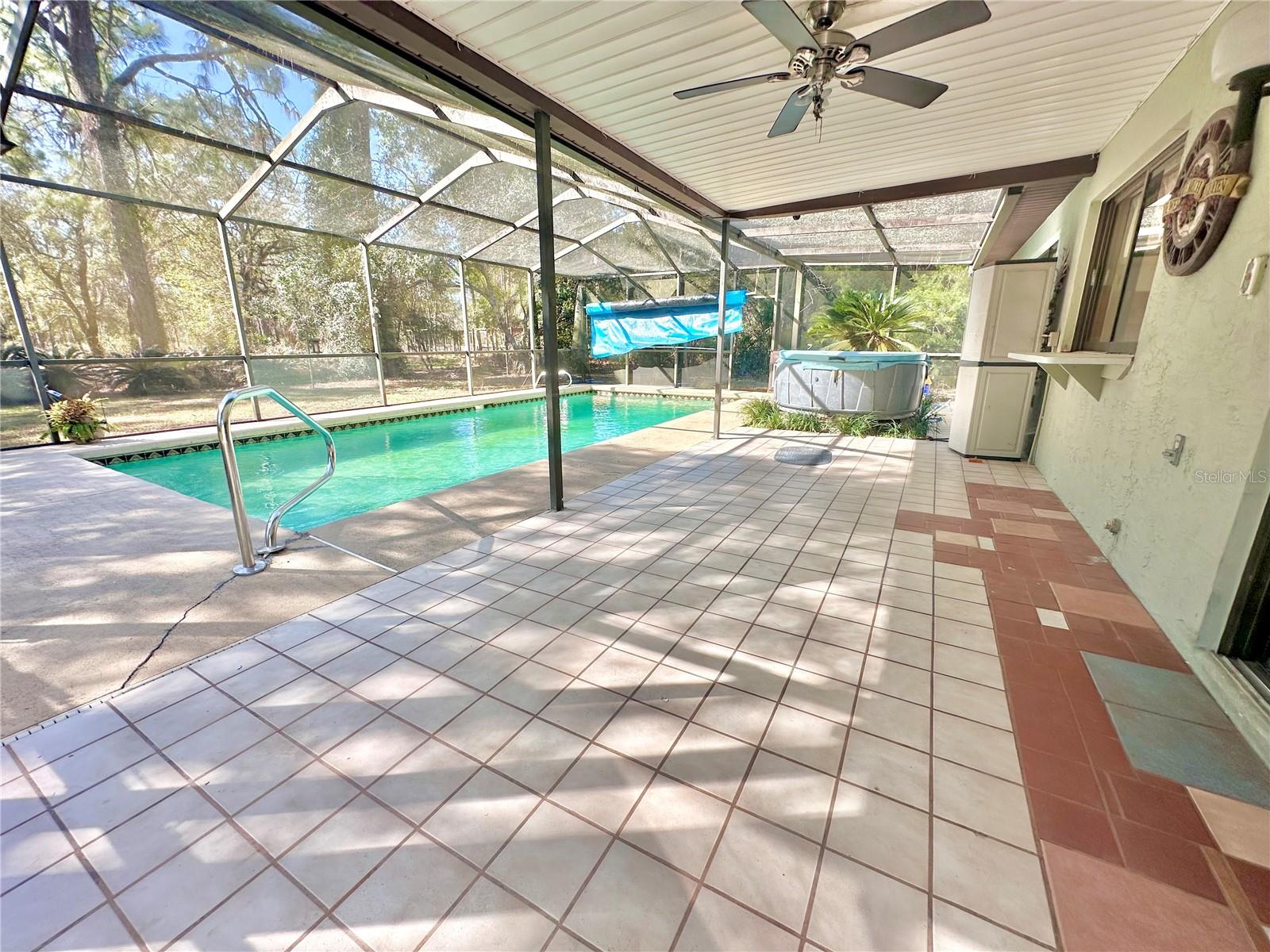 Pool w/ Lanai covered area