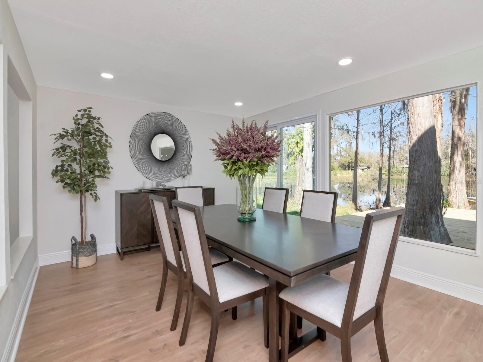 Bonus Room/Sunroom/Larger formal dining area