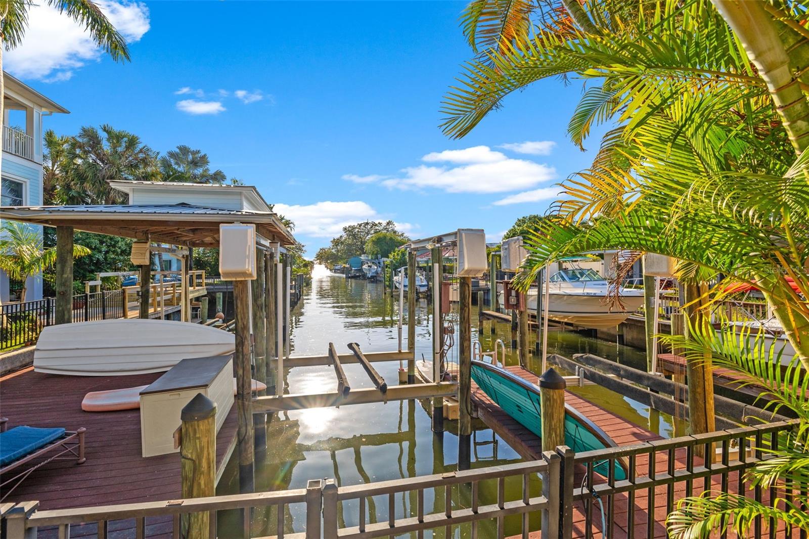 Floating boat dock