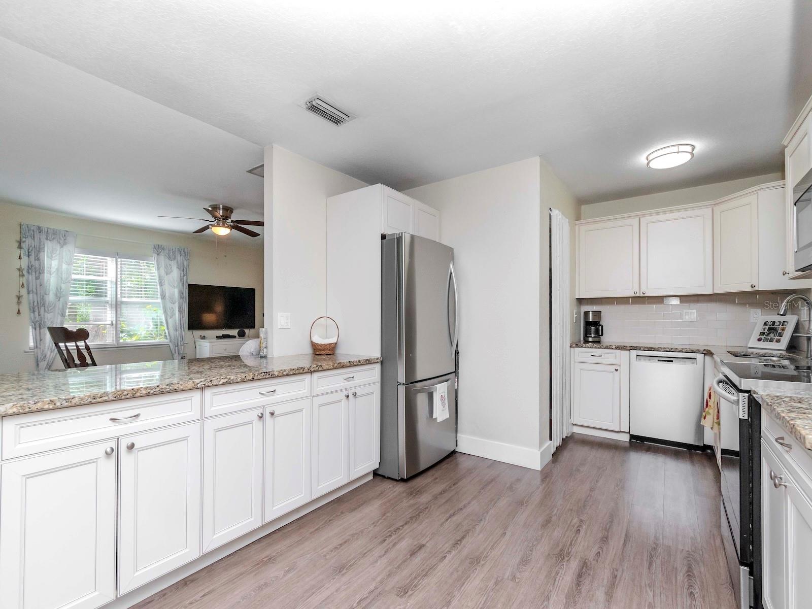 BIG CRISP WHITE KITCHEN WITH STANLESS APPLIANCES