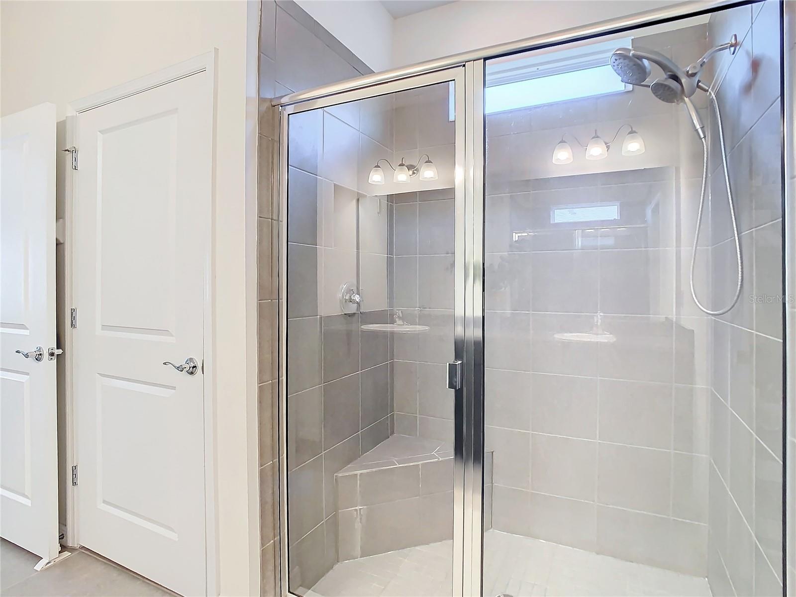 Walk-in shower with niche and bench