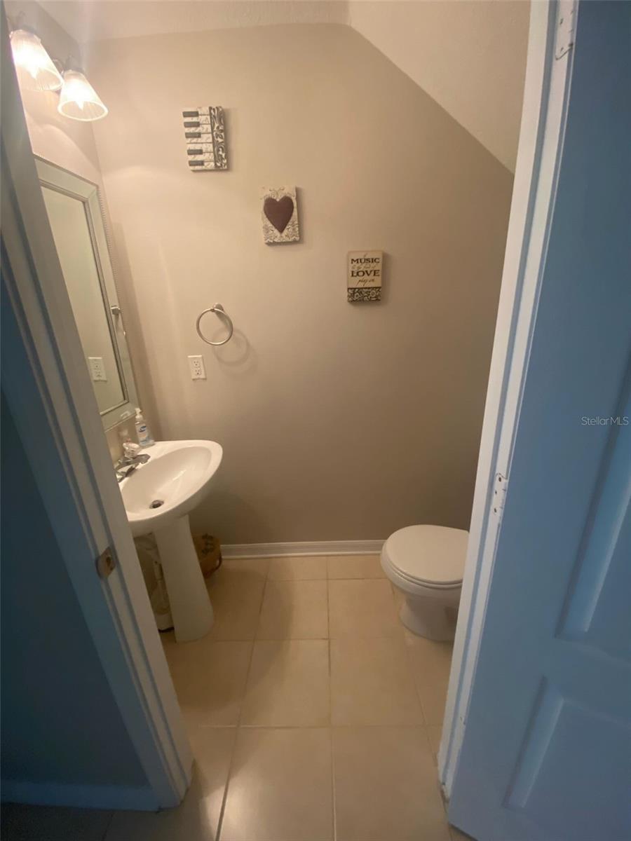 1st floor 1/2 bath