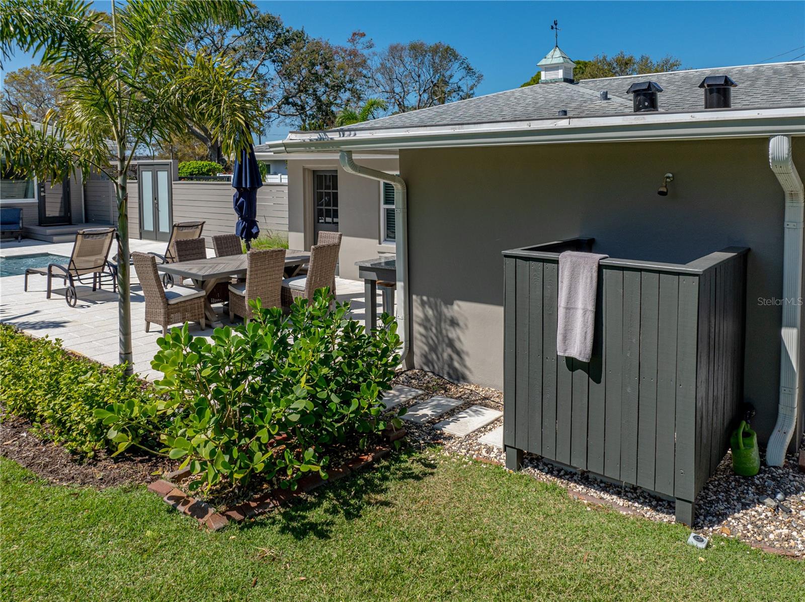 An outdoor shower? But of course!