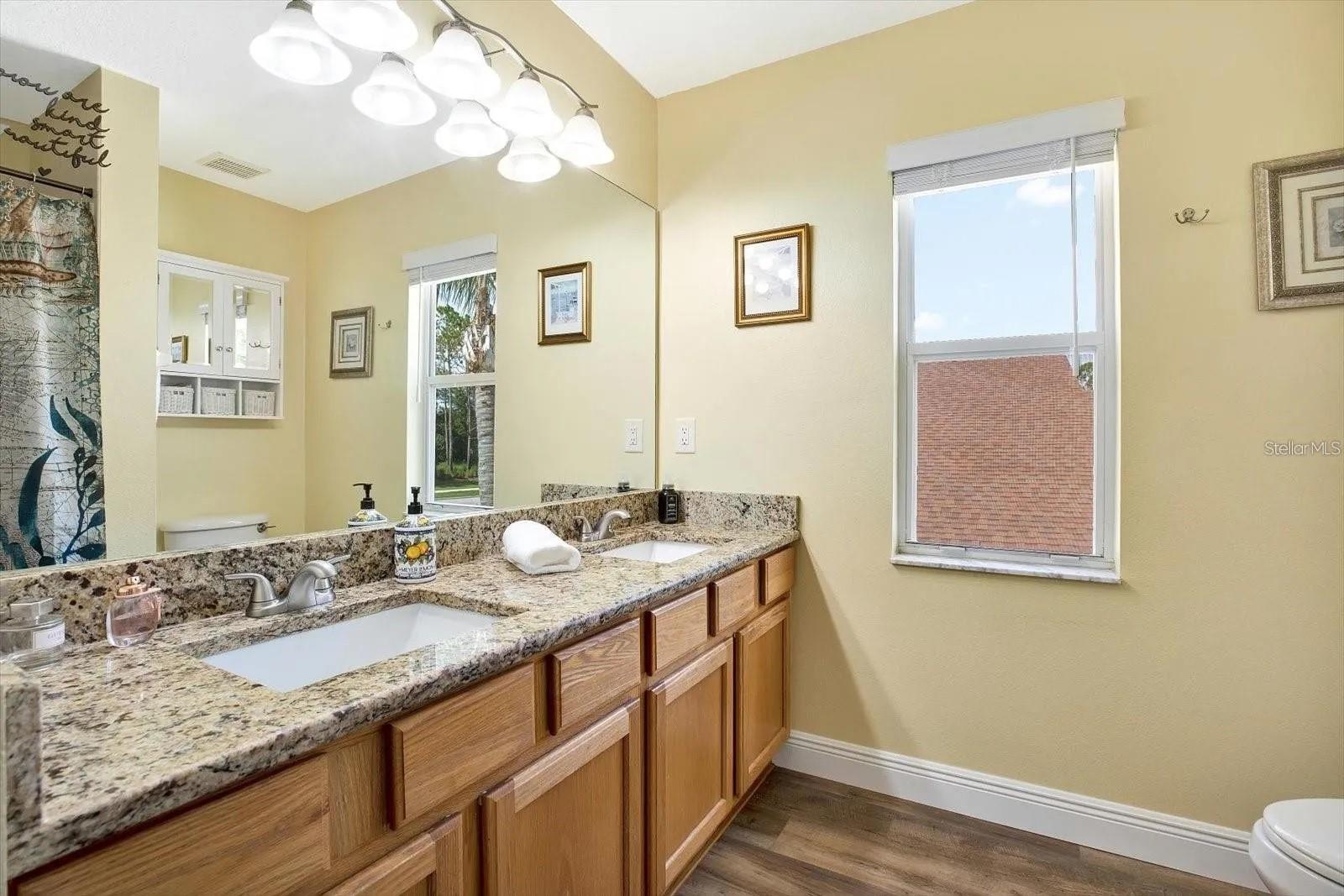 2nd full bathroom with bathtub/shower and dual sinks