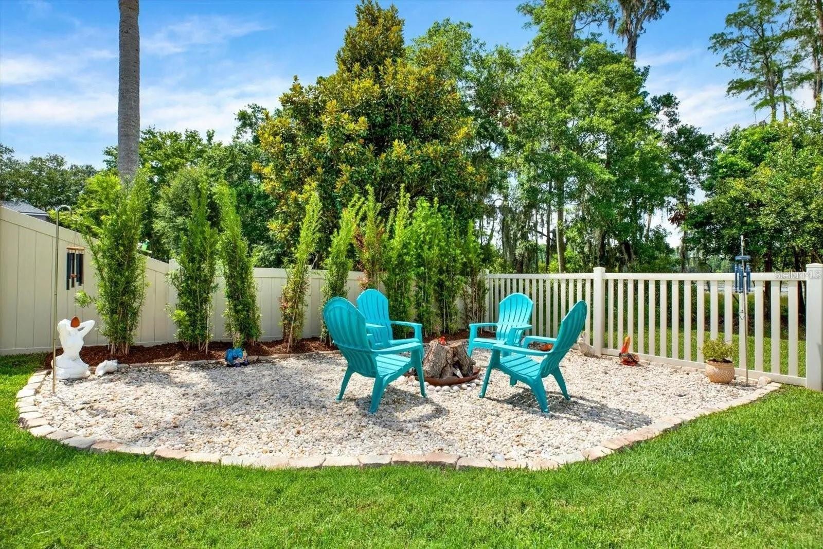 Bonfire area with shrubs for extra privacy