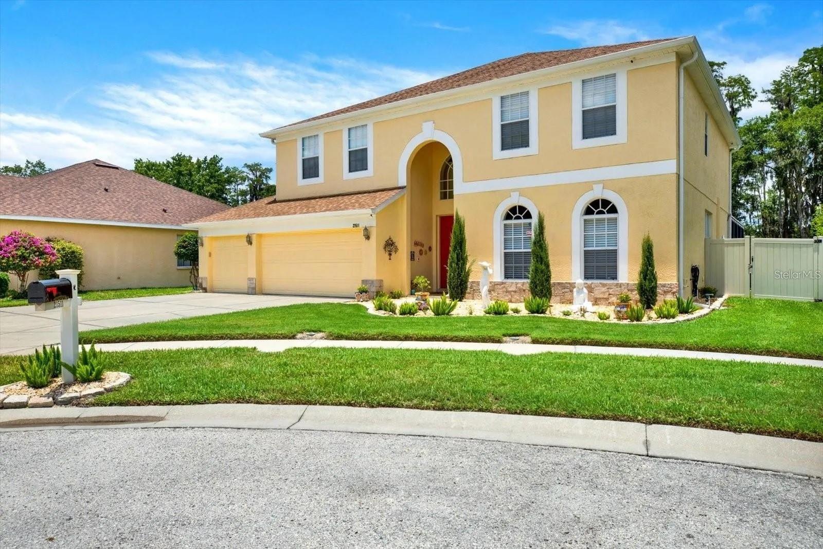 House located on a cul-de-sac driveway