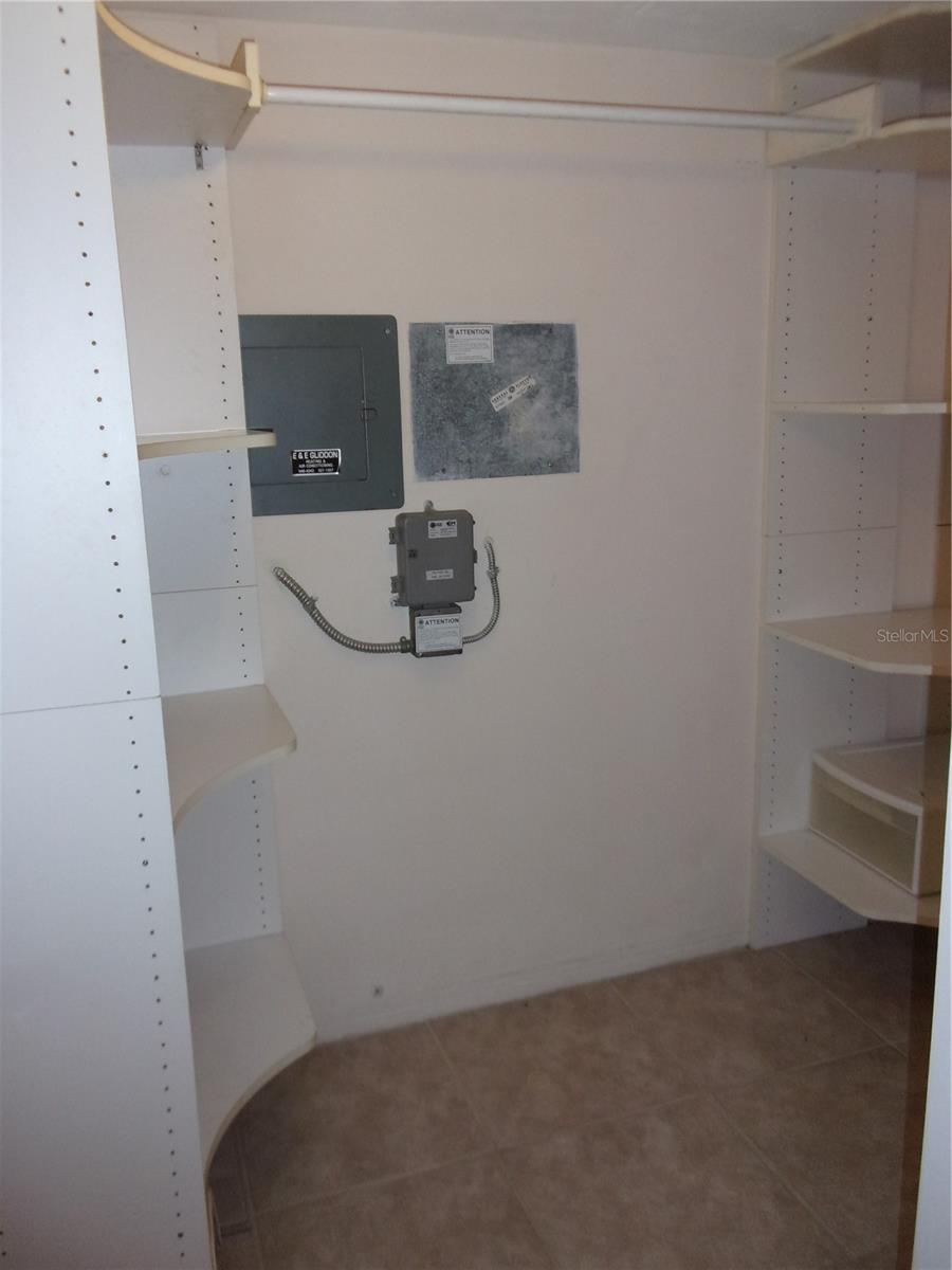 WALK-IN CLOSET