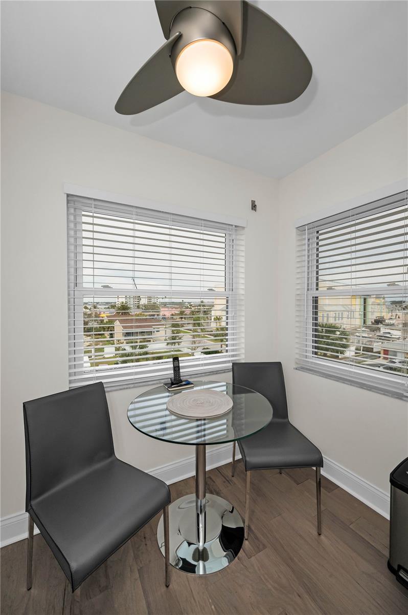 Breakfast kitchenette with glass table and leather seats!