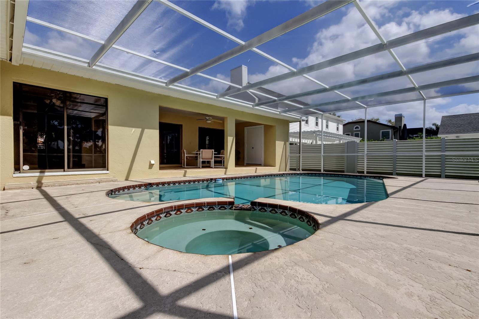 Screened in pool and jacuzzi