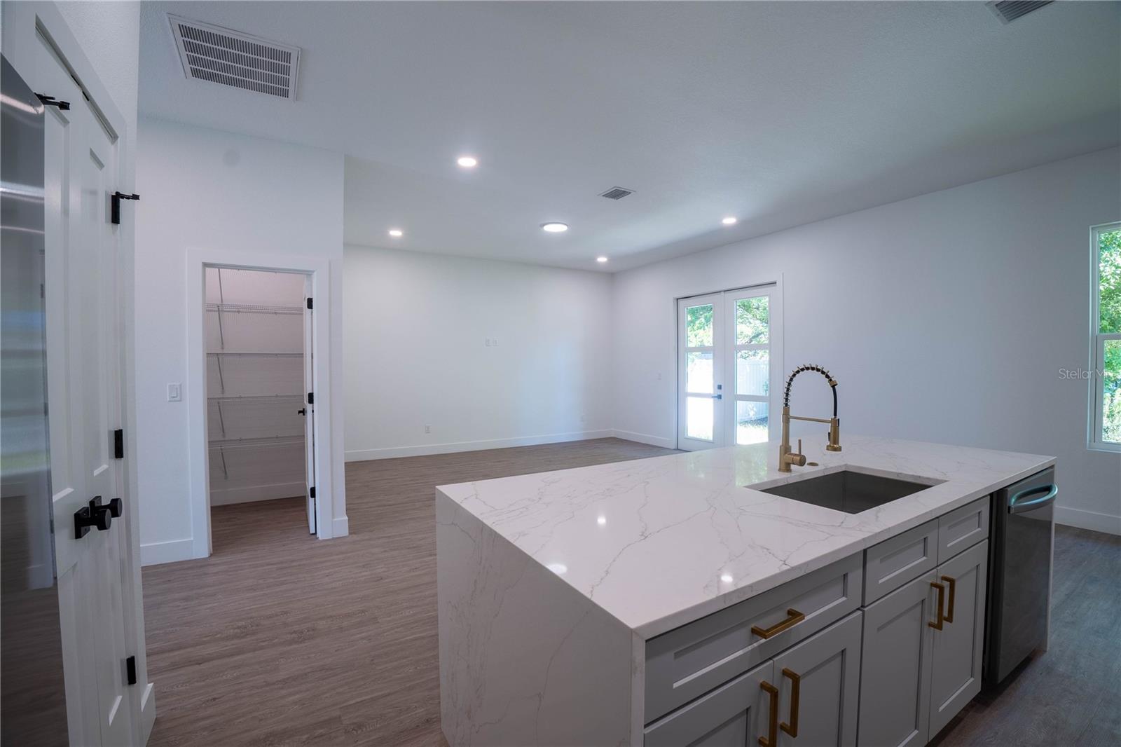 Kitchen & Livingroom