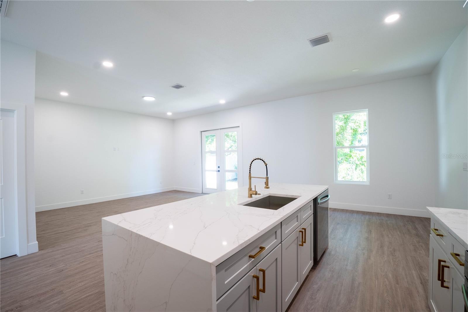 Kitchen & Livingroom