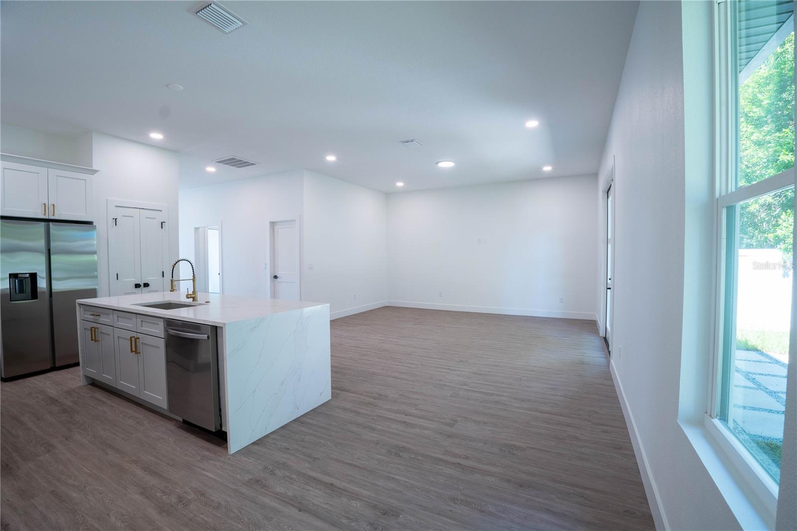 Kitchen & Livingroom