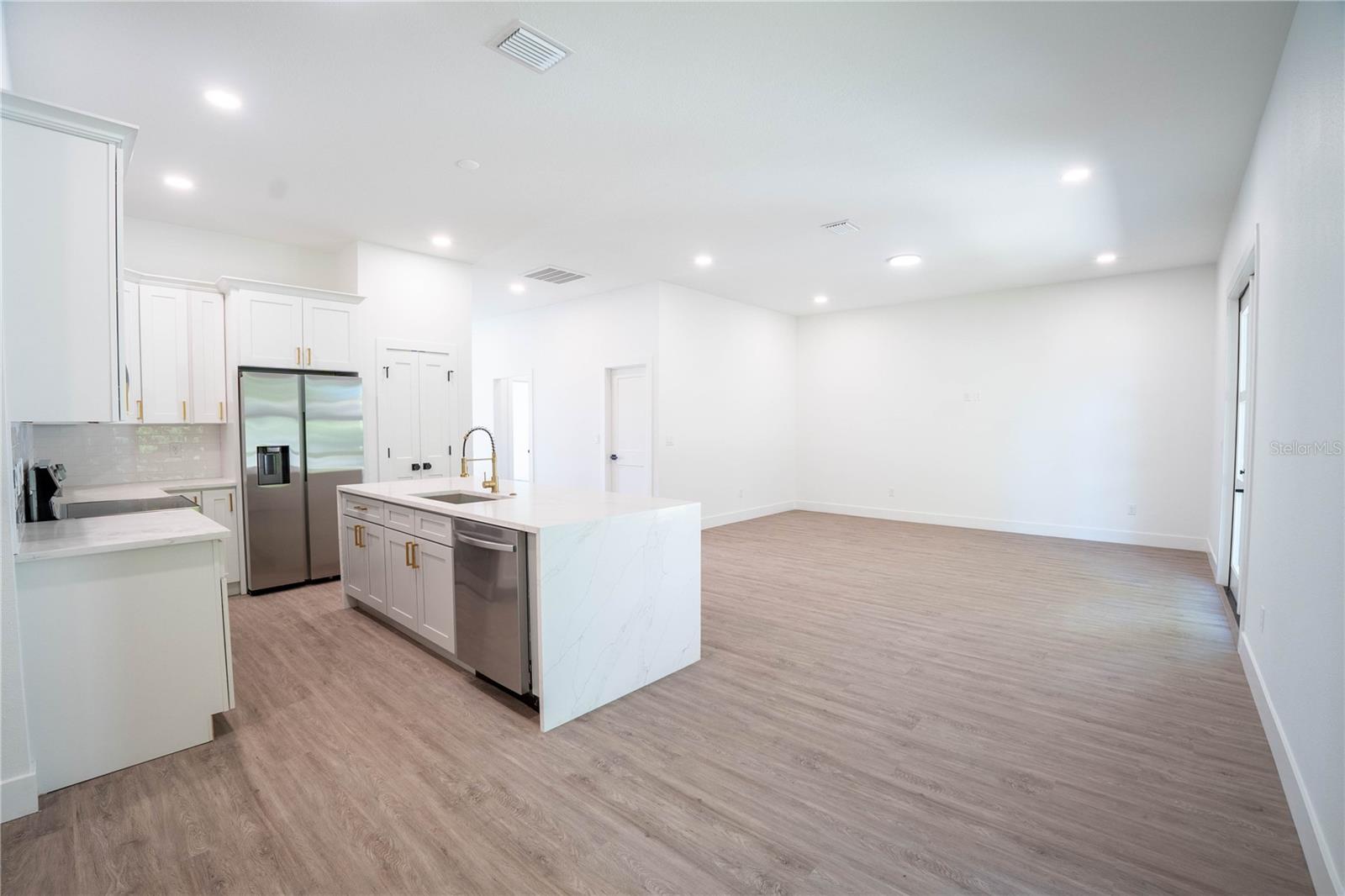 Kitchen & Livingroom