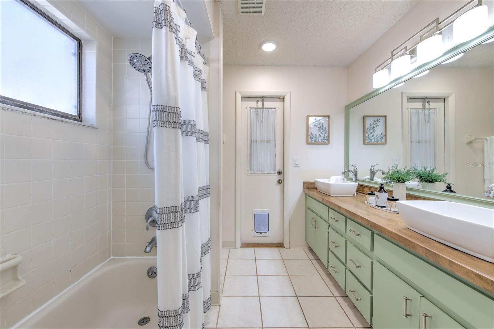 Primary Bathroom with Shower/Tub Combo