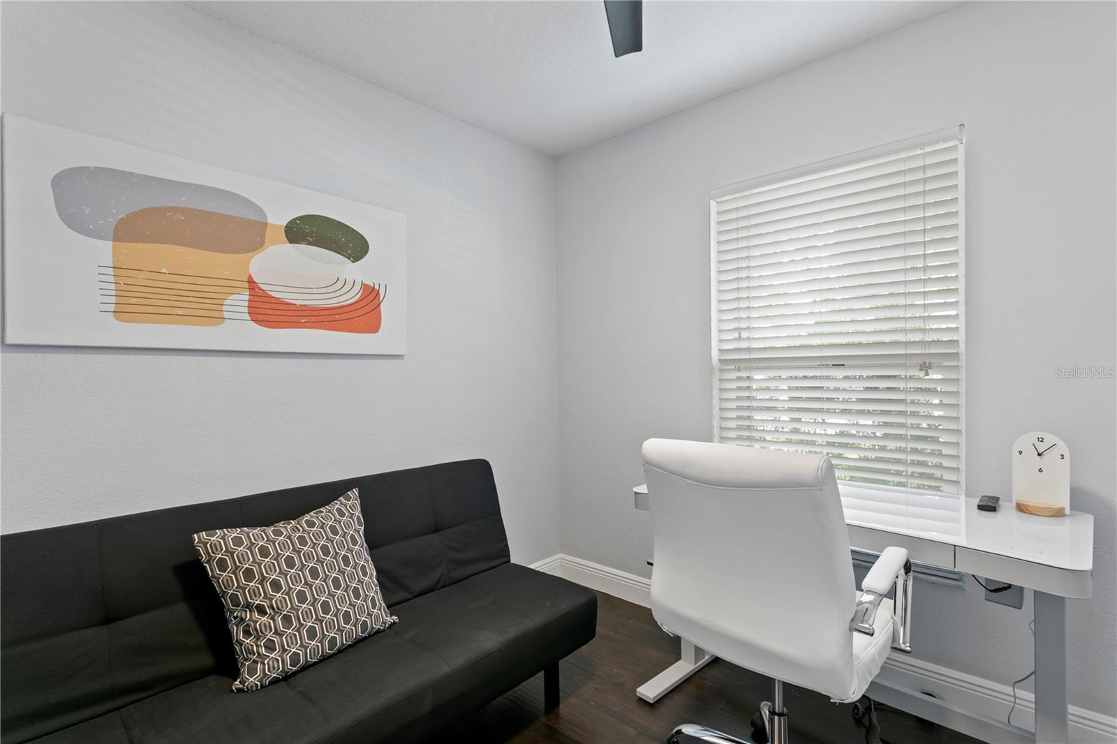 Desk and sofa in bedroom 4