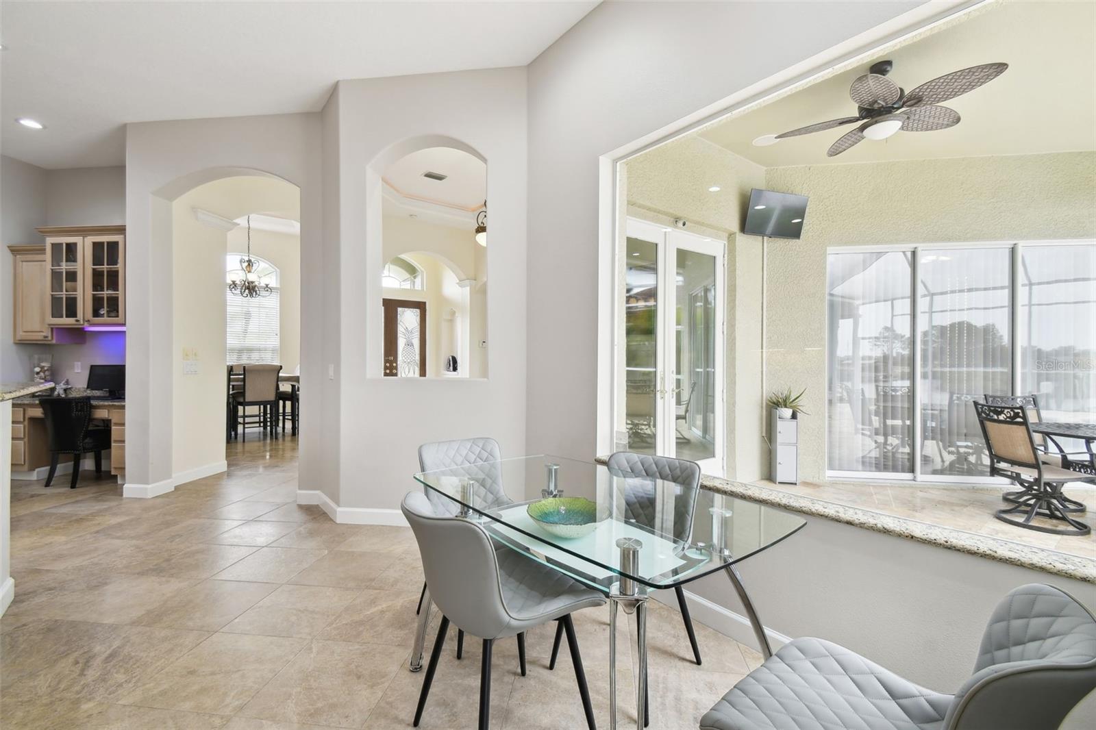 Light and bright kitchen table space