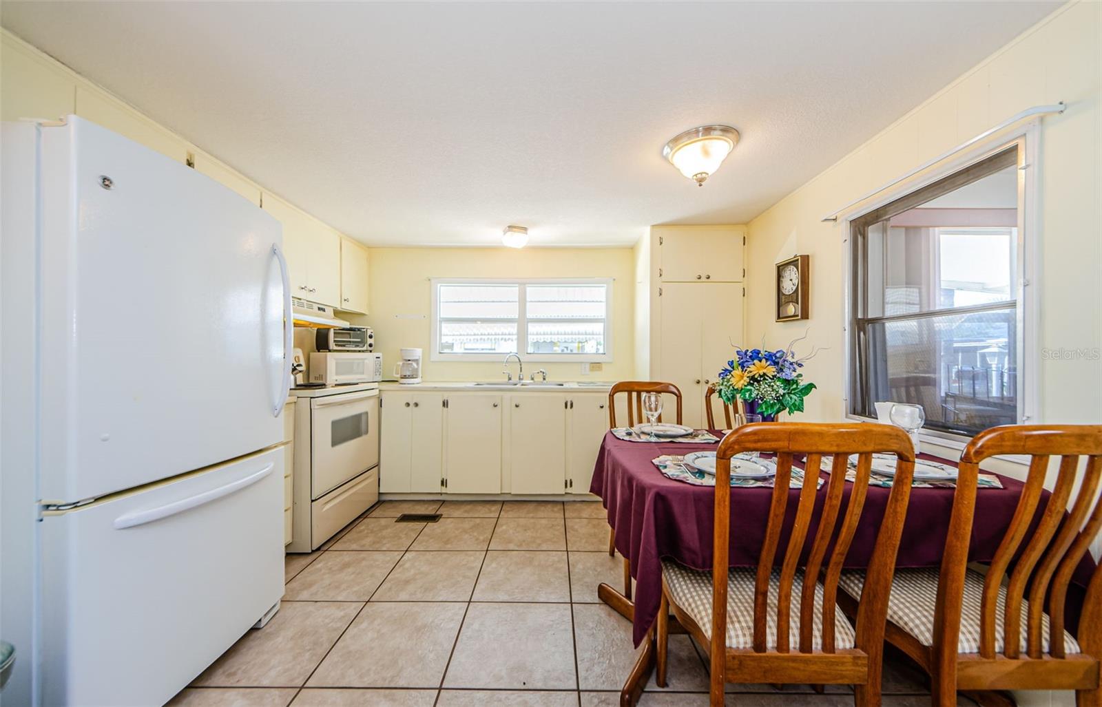 Kitchen cabinets with PUll OUT SHELVES