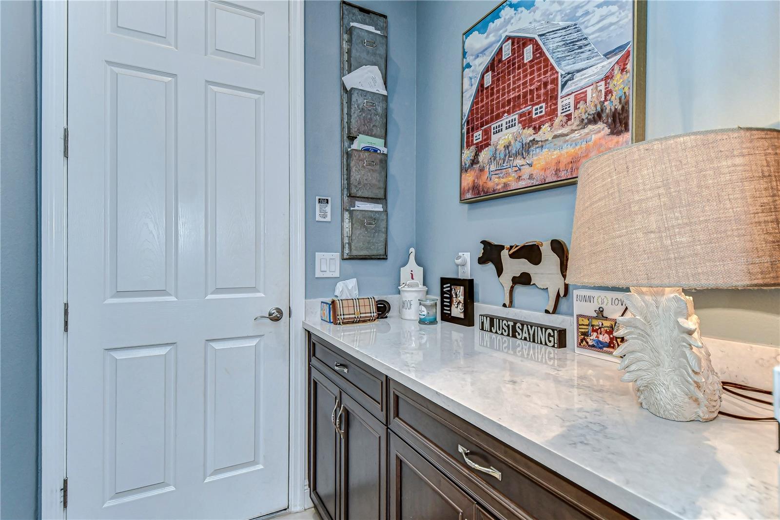 Spacious garage entryway!