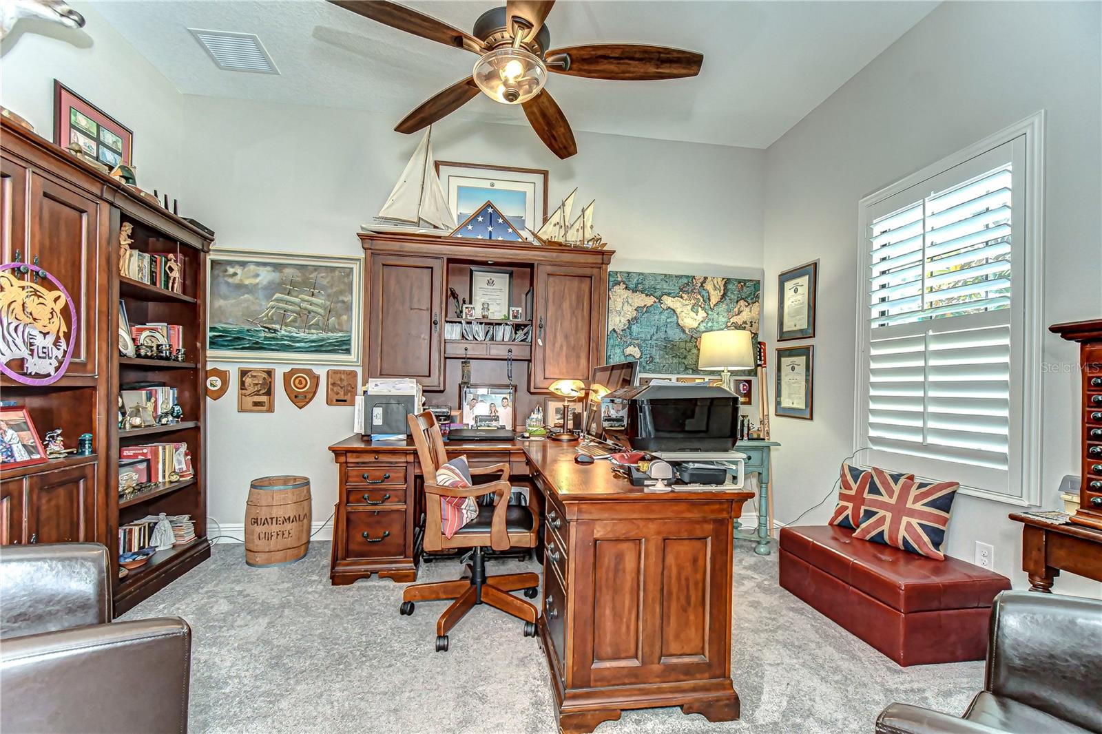 Expansive office bathed in natural light!