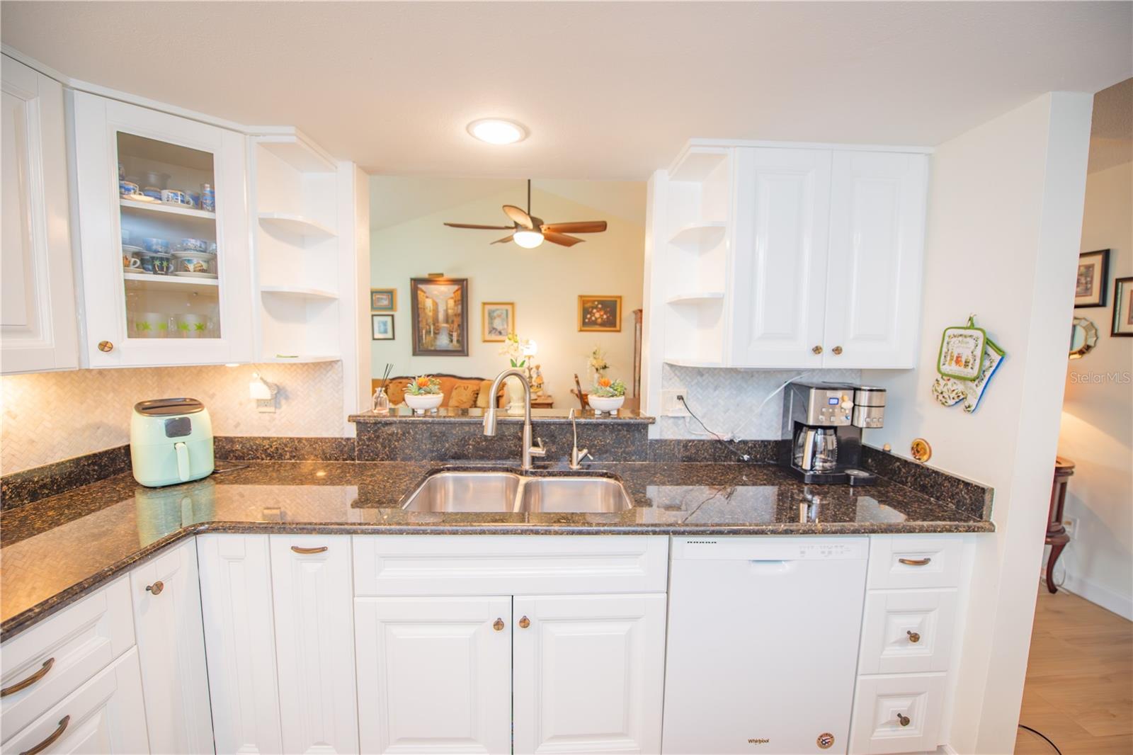 BEAUTIFUL NEWER KITCHEN WITH UNDER CABINET LIGHTING, GRANITE COUNTERTOPS AND TILED BACKSPLASH.