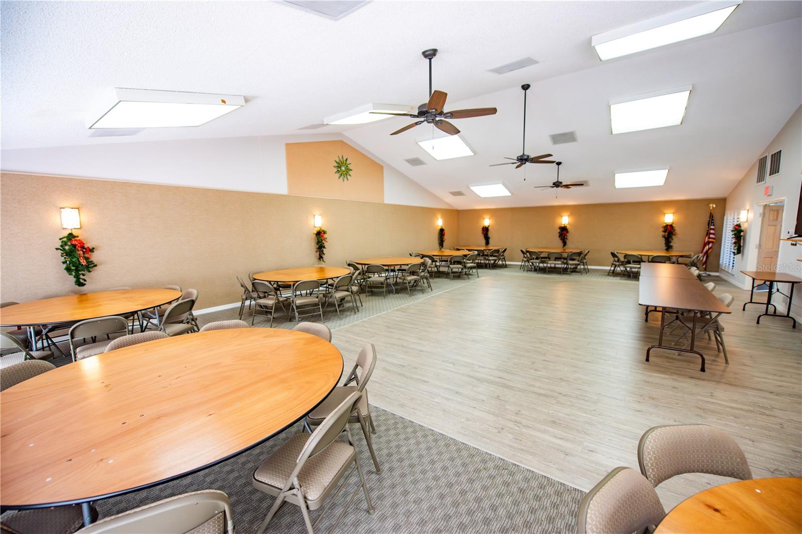 LARGE GATHERING ROOM AT THE CLLUBHOUSE FOR PARTIES AND EVENTS