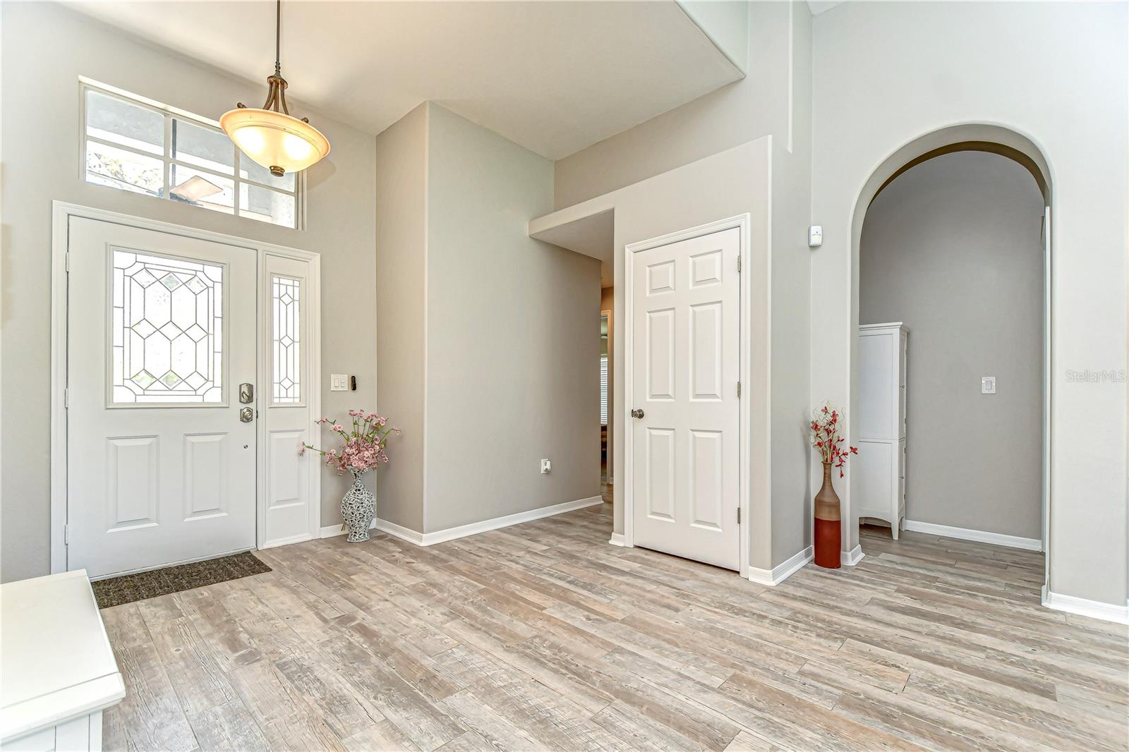 Vast and open entryway provides a grand entrance!