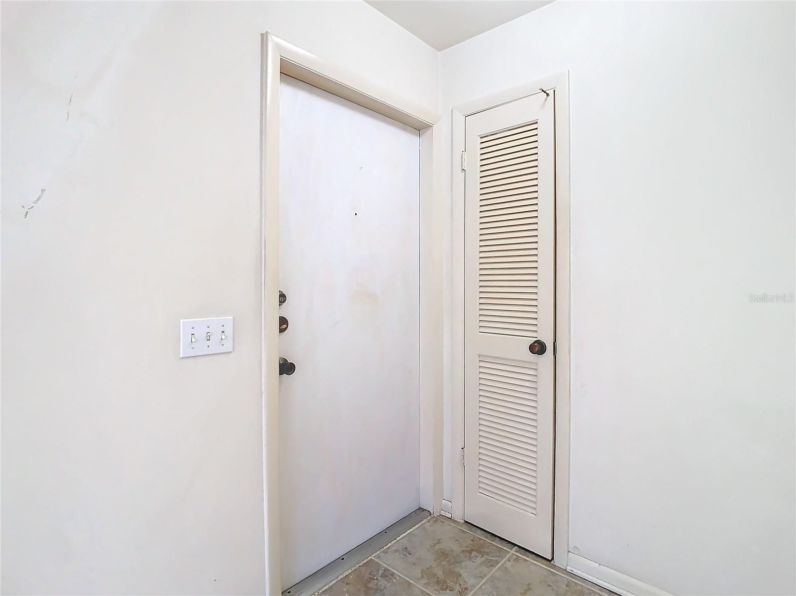 Front door w/entry coat closet