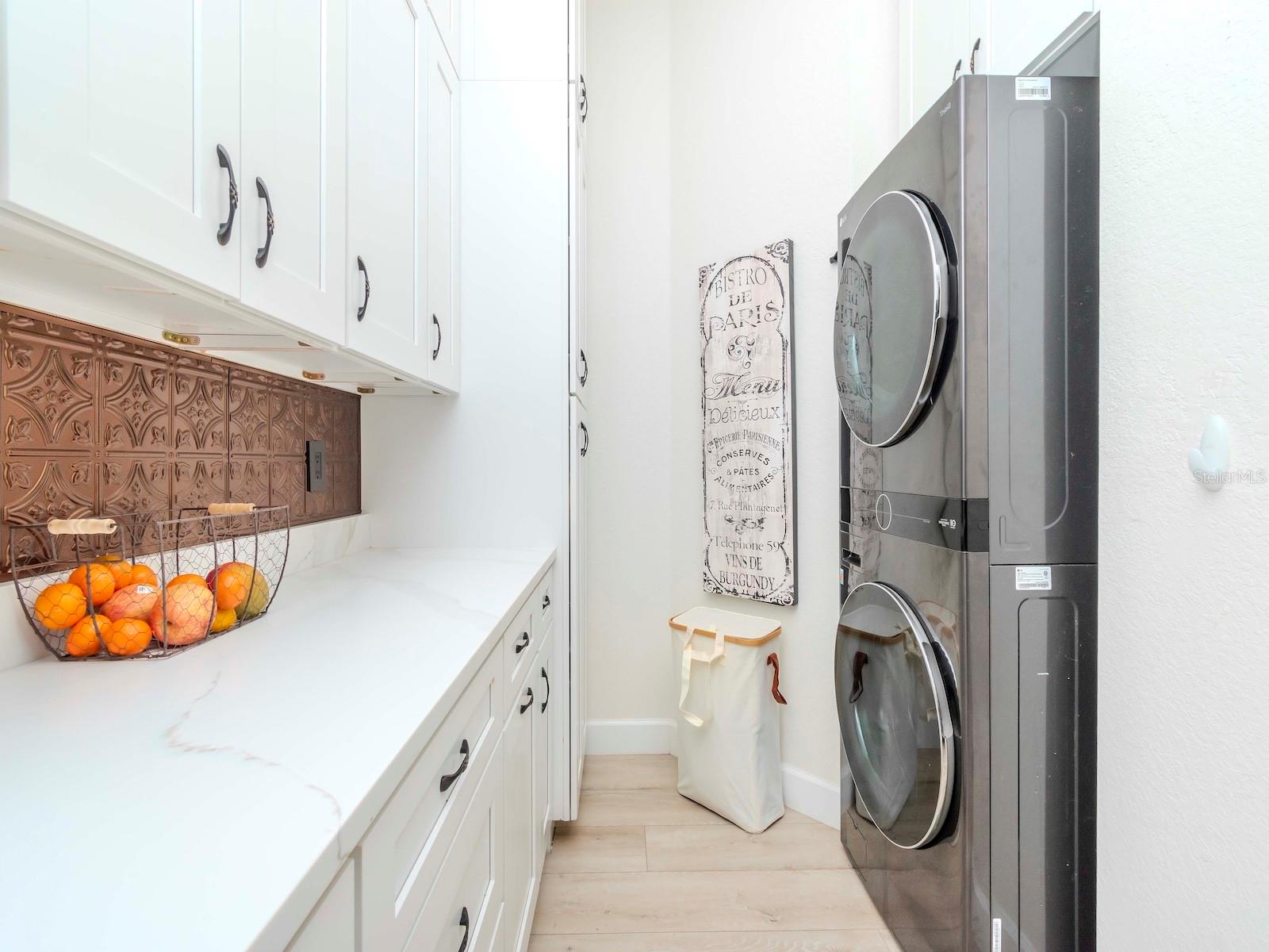 Kitchen copper backsplash