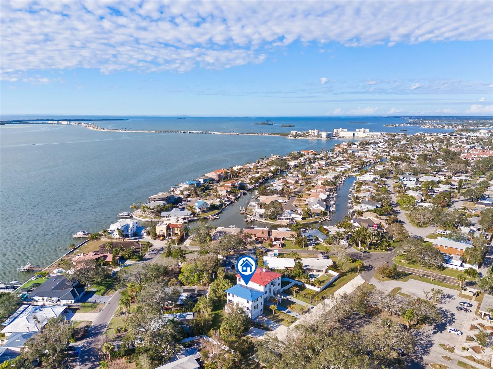 Overlooks Honeymoon Island. PARK more than 10 cars just on the driveway.