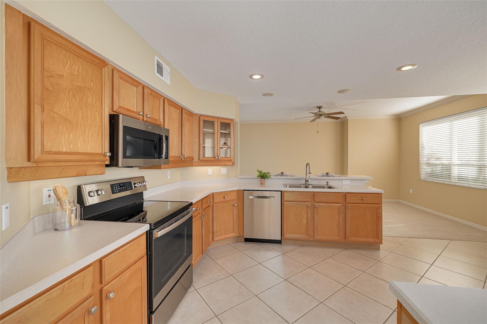 Stainless appliances in the eat-in kitchen!