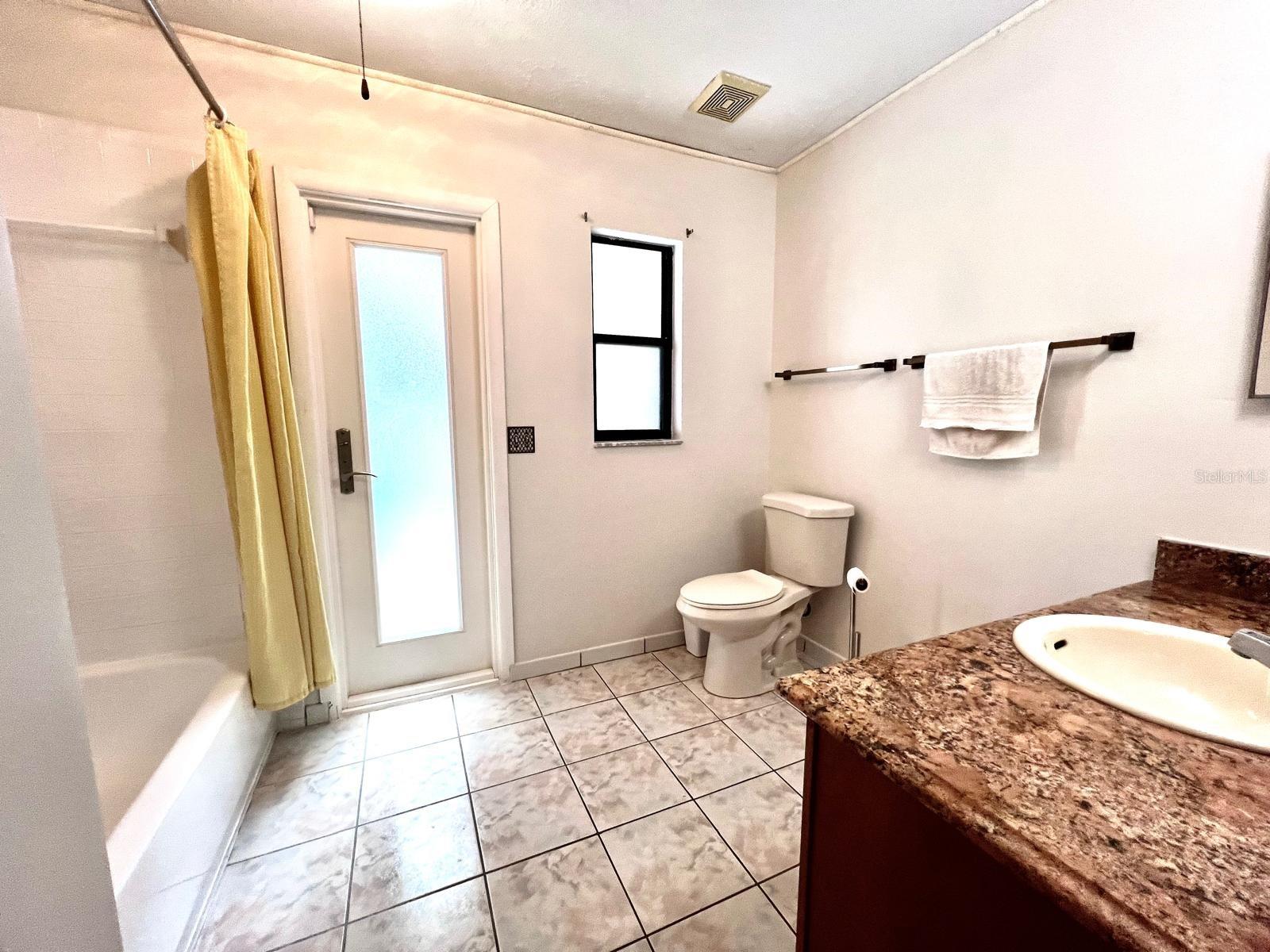 Bathroom 2 with pool access