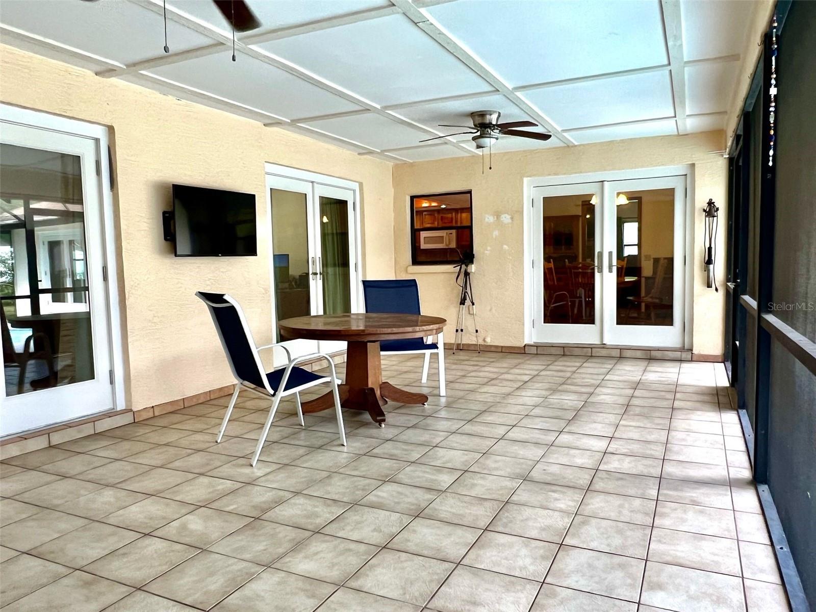 Lanai toward Kitchen