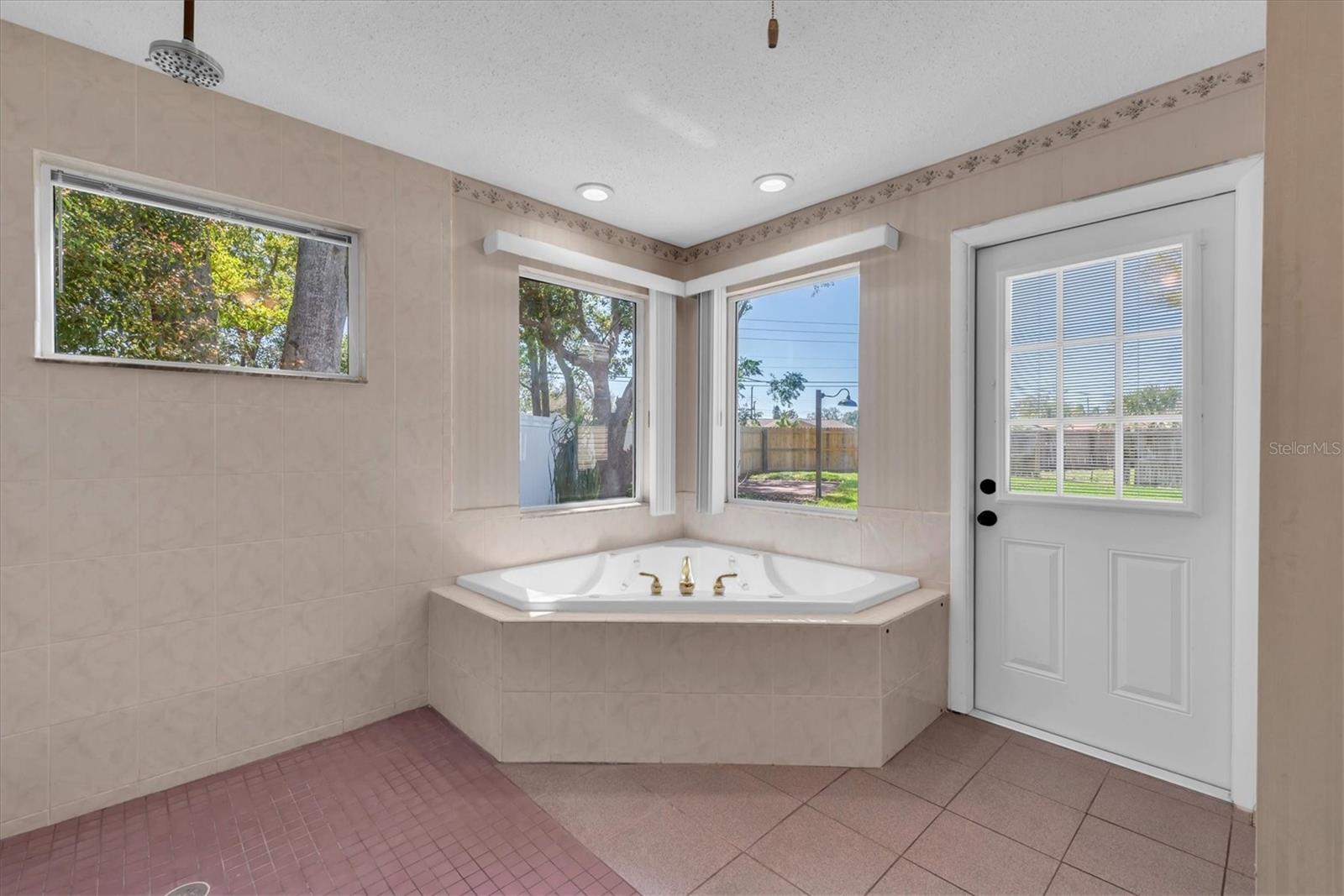 Ensuite Master (Primary)Bathroom- Garden Tub