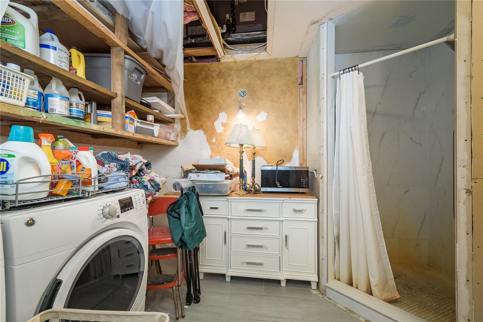 Master bathroom, needs a little love