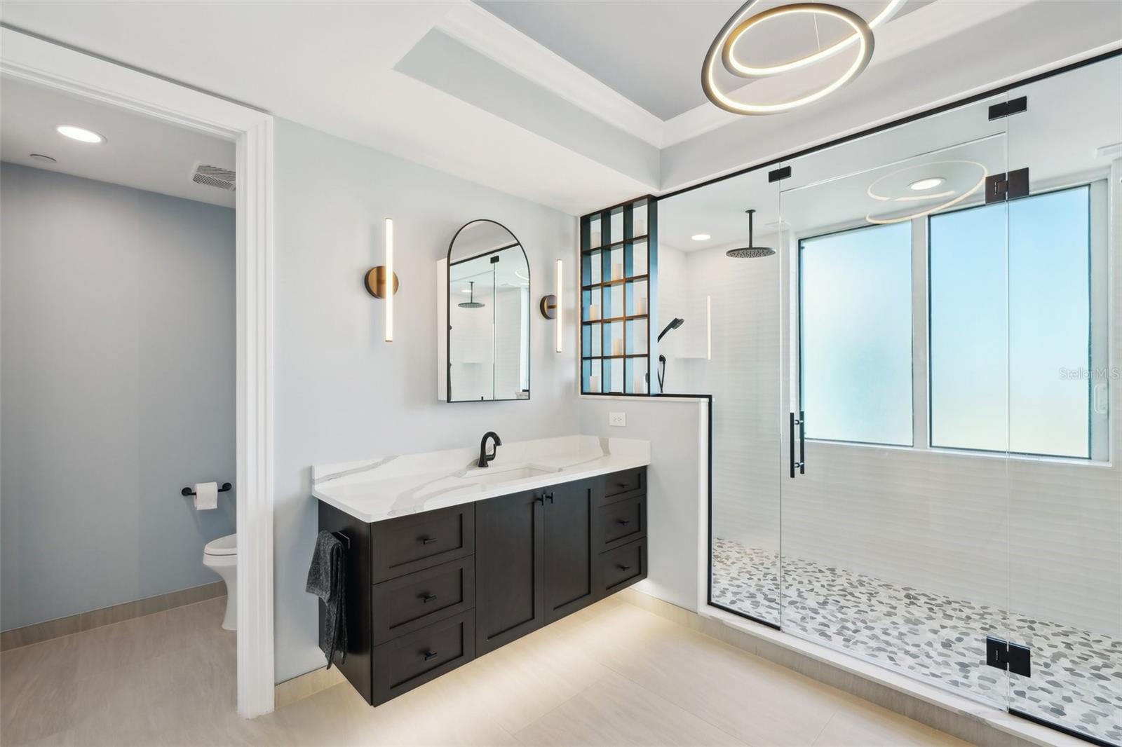 Primary suite bath with natural lighting