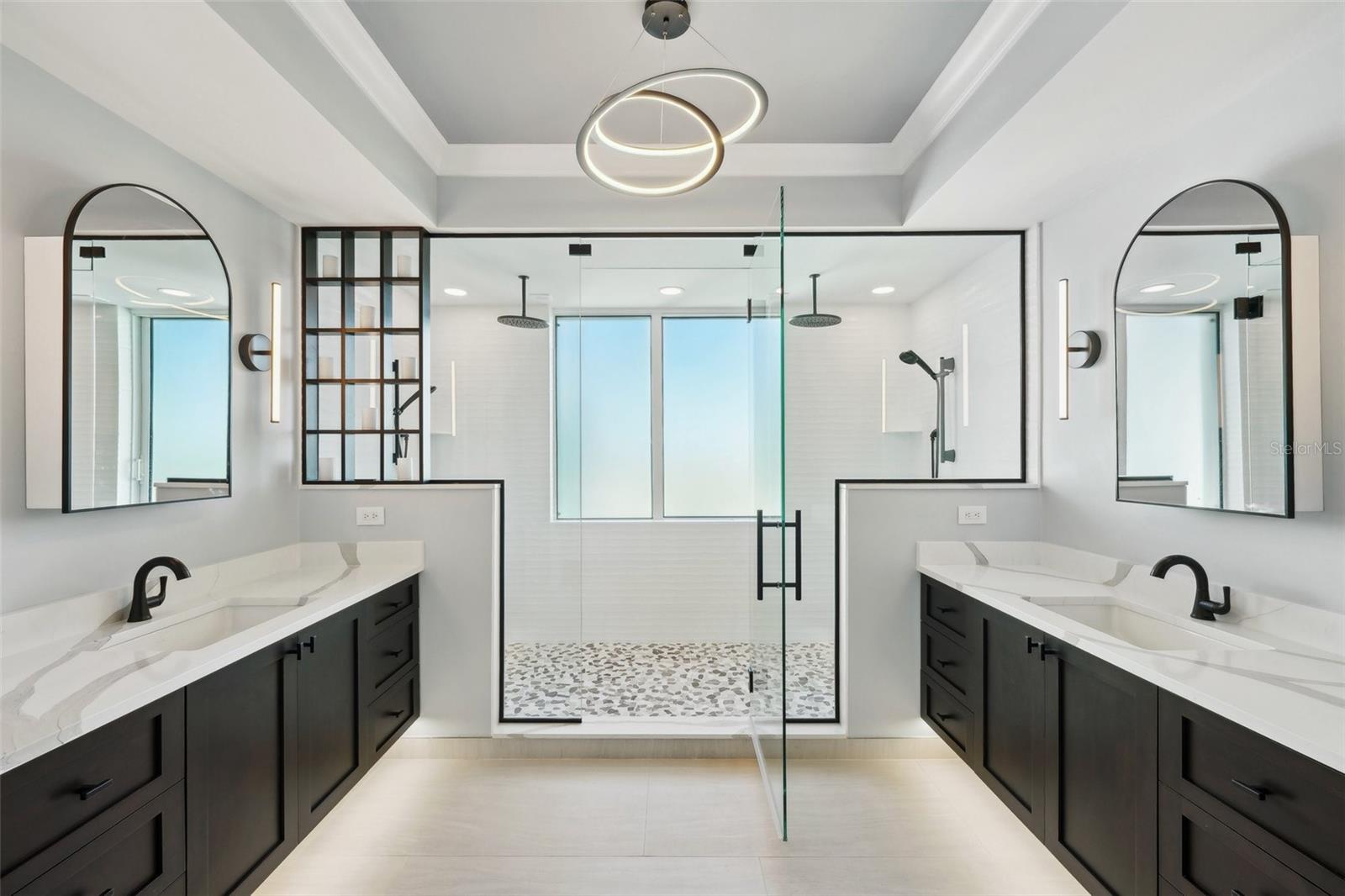 Primary suite bath with natural lighting