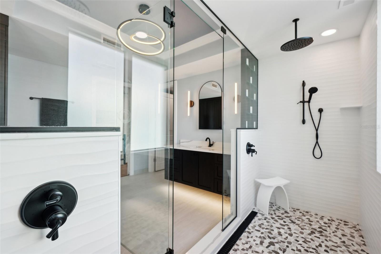 Primary suite bath with natural lighting