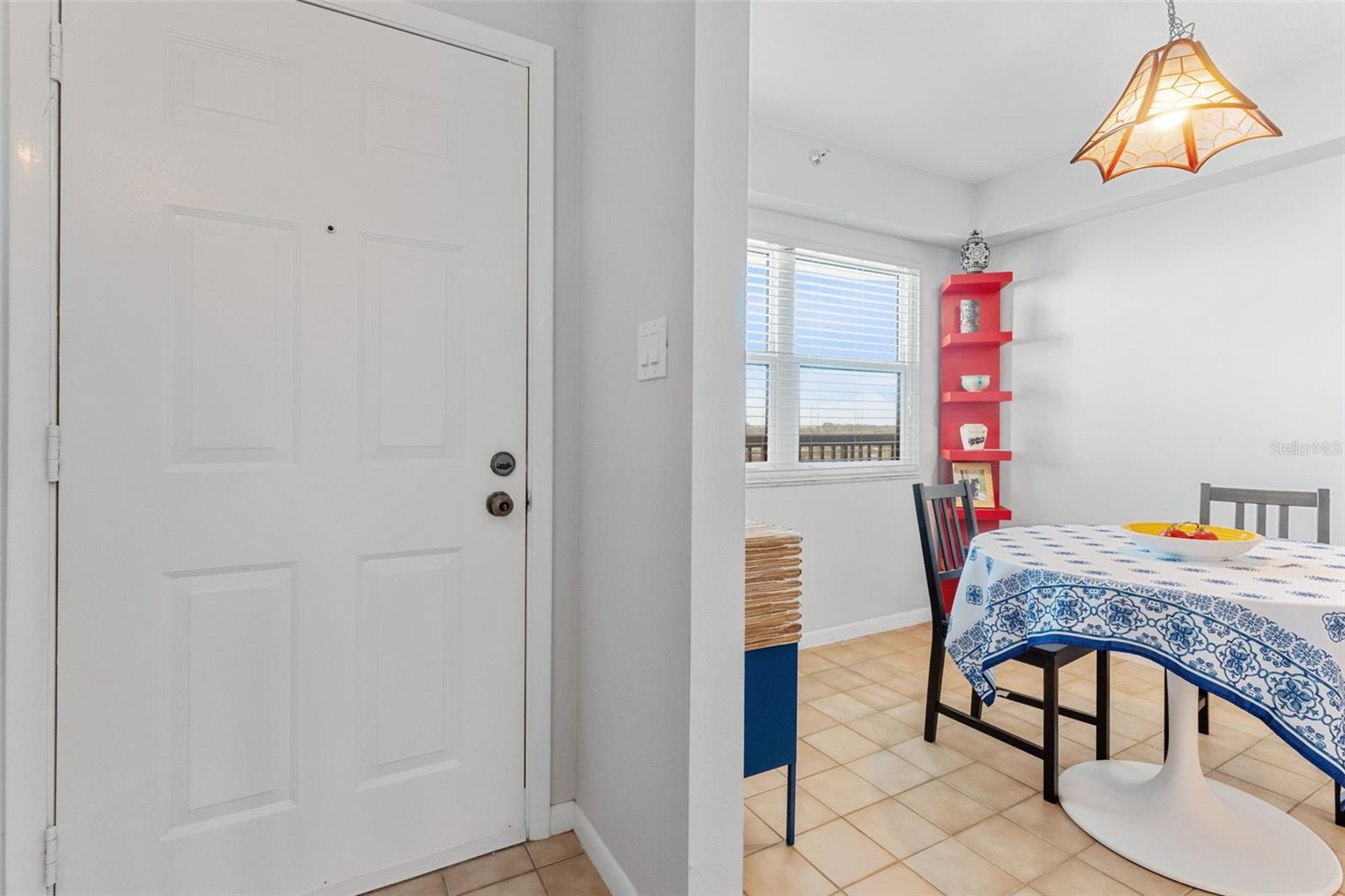 There is an bonus room at the entrance; perfect for breakfast room, office or study.